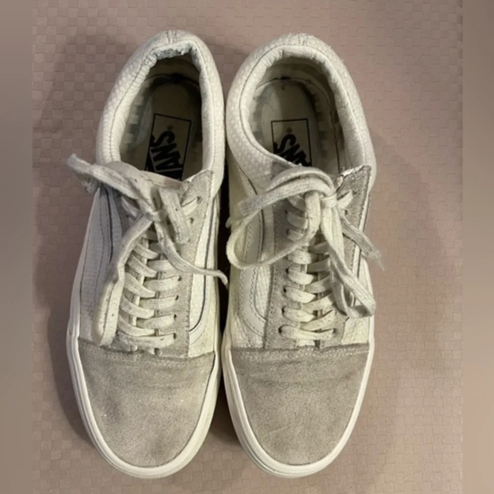 Vans Off the Wall white low top skateboard sneakers. Women’s size 8.5 Men size 7